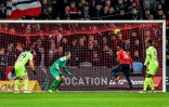 L'attaquant lillois Nicolas Pépé réduit le score, de la tête, face à Angers, vainqueur à Villeneuve-d'Ascq, le 24 février 2018