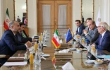 Le ministre iranien des Affaires étrangères, Hossein Amir-Abdollahian (g), rencontre le représentant de l'Union Européenne Josep Borell (f) au ministère des Affaires étrangères à Téhéran, le 25 juin 2022