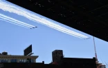 Des avions de l'armée de l'Air et de la Marine américaine survolent New York en hommage aux personnels de santé le 28 avril 2020