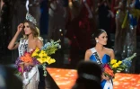 Miss Colombia (g) est sacrée par erreur Miss Univers aux dépends de Miss Philippines (d), le 20 décembre 2015 à Las Vegas 