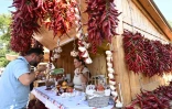Un client goûte une spécialité à base de paprika lors de la foire annuelle de Kalocsa, dans le sud de la Hongrie, le 19 septembre 2026