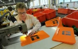 Une femme travaille dans l'usine Guy Cotten à Concarneau, dans l'ouest de la France, le 21 avril 2016