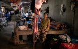 Une femme, déplacée par les combats entre l'armée birmane et l'Armée de l'indépendance kachin (KIA), installée dans un abri sur le terrain d'un monastère à Mandalay, le 16 septembre 2025 en Birmanie