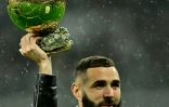Karim Benzema brandit son Ballon d'Or le 22 octobre 2022 avant le coup d'envoi du match de Liga entre le Real Madrid et le Sévilla FC au stade Santiago-Bernabeu de la capitale espagnole