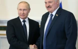 Le président russe Vladimir Poutine (G) avec son homologue bélarusse Alexandre Loukachenko à Saint-Pétersbourg le 25 juin 2022

