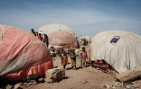 Des enfants au milieu de tentes de fortune dans un camps de déplacés à Baidoa (Somalie), le 13 février 2022