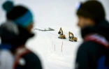 Des personnes observent le démantèlement du téléski du Schneefernerkopf à la station de ski de la Zugspitze, près de Garmisch-Partenkirchen, dans le sud de l’Allemagne, le 20 mars 2026