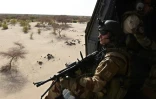 Un hélicoptère de l'armée française survole le 1er juin 2015 une zone près de Gao, au Mali, dans le cadre de l'opération Barkhane