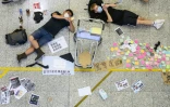 Des manifestants prodémocratie se reposent lors d'une manifestation à l'aéroport international de Hong Kong le 12 août 2019