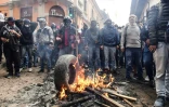 Des manifestants opposés à la hausse du prix du carburant font brûler des pneus lors d'affrontements avec la police, le 9 octobre 2019 à Quito, en Equateur