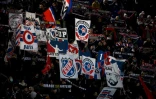 Les supporters du PSG déploient des écharpes lors du match contre le FC Bruges en Ligue des champions à Paris, le cheer before the UEFA, le 7 décembre 2021 