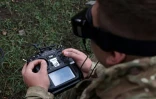 Un opérateur de drones FPV (pilotage en immersion) de l'armée ukrainienne s'entraînent près de la ligne de front, dans la région de Donetsk, le 16 novembre 2023