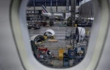 Un hangar de maintenance d'Air France vu depuis l'intérieur d'un avion à l'aéroport de Roissy, près de Paris, le 4 février 2025