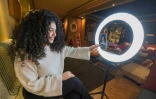 Mariam Ashraf, institutrice et "spécialiste des cheveux bouclés" sur Instagram, au Caire, la capitale égyptienne, le 22 mars 2022