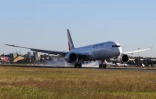 Un Boeing 787 Dreamliner de Qantas, qui a décollé vendredi de New York, atterrit à Sydney après un vol de plus de 19 heures, le 20 octobre 2019 en Australie