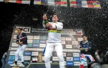 Le champion du monde Loïc Bruni peut fêter avec ses copains Amaury Pierron (g) et Loris Vergier leur exploit aux Mondiaux de VTT aux Gets, le 27 août 2022 