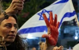 Les membres des familles et les amis des Israéliens retenus en otage à Gaza depuis octobre 2023, brandissent des drapeaux lors d'un rassemblement pour exiger leur libération, devant le ministère israélien de la Défense à Tel Aviv, le 8 mars 2025