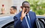 Le président sénégalais Macky Sall salue la presse en sortant de l'Elysée, à Paris le 23 juin 2023 