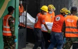 Des sauveteurs transportent le corps d'une victime sur le site de l'effondrement du toit d'une discothèque à Saint-Domingue, le 9 avril 2025 en République dominicaine