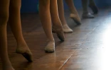 Leçon de danse au Ballet Manguinhos, école située dans une favela de Rio de Janeiro, au Brésil, le 27 juin 2022