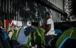 Du linge sèche à côté des tentes de migrants qui se multiplient le 27 octobre 2016 à Paris