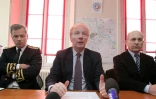 Gérard Moisselin (G), préfet de la Marne et préfet de la région Champagne-Ardenne, avec le ministre de l'Intérieur Brice Hortefeux (C), lors d'un point presse au commissariat d'Epernay le 10 mars 2010