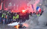 Des "gilets jaunes" dressent une barricade lors d'une manifestation contre la hausse du coût de la vie, le 15 décembre 2018 à Bordeaux