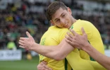 L'attaquant de Nantes Emiliano Sala (d) est congratulé après avoir transformé un pénalty contre Angers à La Beaujoire, le 17 décembre 2017