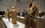 Des modèles du styliste japonais Issey Miyake exposés le 15 mars 2016 au National Art Center à Tokyo 
