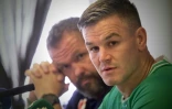 Le sélectionneur de l'Irlande Andy Farrell (à gauche) et l'ouvreur Jonathan Sexton face à la presse le 2 septembre 2023 à Tours, où le XV du trèfle, première nation du rugby mondial, a pris ses quartiers pour la Coupe du monde