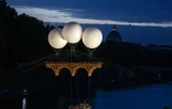 Vue du pont éphémère en carton créé par l'artiste Olivier Grossetête sur le Tibre à Rome, le  13 juillet 2021