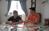 L'inuit Peter Hammeken apprend à son fils Nukappiaaluk à faire des colliers pour ses chiots, à Ittoqqortoormiit, le 27 avril 2024