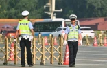 Des agents de police sont positionnés sur la place Tiananmen, le 4 juin 2024 à Pékin