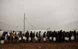 Des déplacés dans le camp de Mammam al -Alil, près de Mossoul, en Irak, attendent pour s'approvisionner en eau, le 13 mars 2017 
