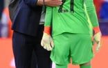 Corinne Diacre félicitant sa gardienne, Pauline Peyraud-Magnin, après la victoire 5-1 de la France contre l'Italie dans l'Euro féminin de football le 10 juillet 2022 à Rotherham (Angleterre). "J'ai pris énormément de plaisir", a commenté la sélectionneuse des Bleues, apparue plus affable et détendue que les jours précédents