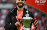 Le milieu de terrain offensif égyptien de Liverpool, Mohamed Salah, avec le trophée de la Coupe d'Angleterre après la finale remportée contre Chelsea, à Londres, le 14 mai 2022