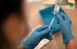 Préparation d'une dose de vaccin Moderna contre le Covid-19 le 4 décembre 2021 à Londres
