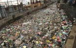 Des déchets plastiques dans un cours d'eau de Lagos, le 29 juillet 2022