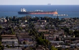 Un pétrolier libérien transportant du pétrole brut ancré au large de Long Beach, en Californie, le 11 avril 2026