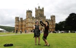 Des fans en tenue d'époque devant le chateau de Highclere, où le tournage de la série et du film a eu lieu, à l'ouest de Londres le 7 septembre 2019