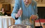 La reine d'Angleterre Elizabeth II découpe un gateau pour son jubilé de platine le 5 février 2022 dans sa résidence Sandringham House