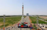 La fusée Longue Marche-2 est amenée vers son pas de tir dans le centre spatial de Jiuquan, dans le nord-ouest de la Chine, le 22 mai 2023
