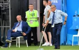 L'entraîneur de l'Uruguay Oscar Tabarez, appuyé sur sa béquille, suit le match face à l'Arabie Saoudite au Mondial, le 20 juin 2018 à Rostov-sur-le-Don
