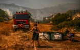 Le feu avançant près du village de Markati, en Grèce, le 16 août 2021