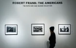 Une visiteuse regarde des images du photographe Robert Frank tirées de son livre "Les Américains", lors d'une exposition à Sotheby's à New York (Etats-Unis), le 17 décembre 2015.