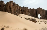 Dans le désert mauritanien, les objets préhistoriques sont partout, découverts par un vent omniprésent. Dans les roches de Makhrouga, entre
Tichitt et Aratane.