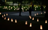 Des bougies sont alignées dans un parc à Los Angeles le 1er décembre 2021, journée mondiale de lutte contre le sida