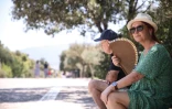 Des touristes près de l'Acropole à Athènes, le 12 juillet 2024