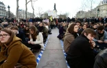 Des centaines de personne rassemblées pour la "Nuit debout" le 7 avril 2016 place de la République à Paris
