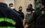 Des policiers escortent Joaquin Aquino, aussi connu sous le nom de &ldquo;El Paisa&rdquo;, accusé d'avoir distribué de la cocaïne frelatée à Buenos Aires, le 3 février 2022.